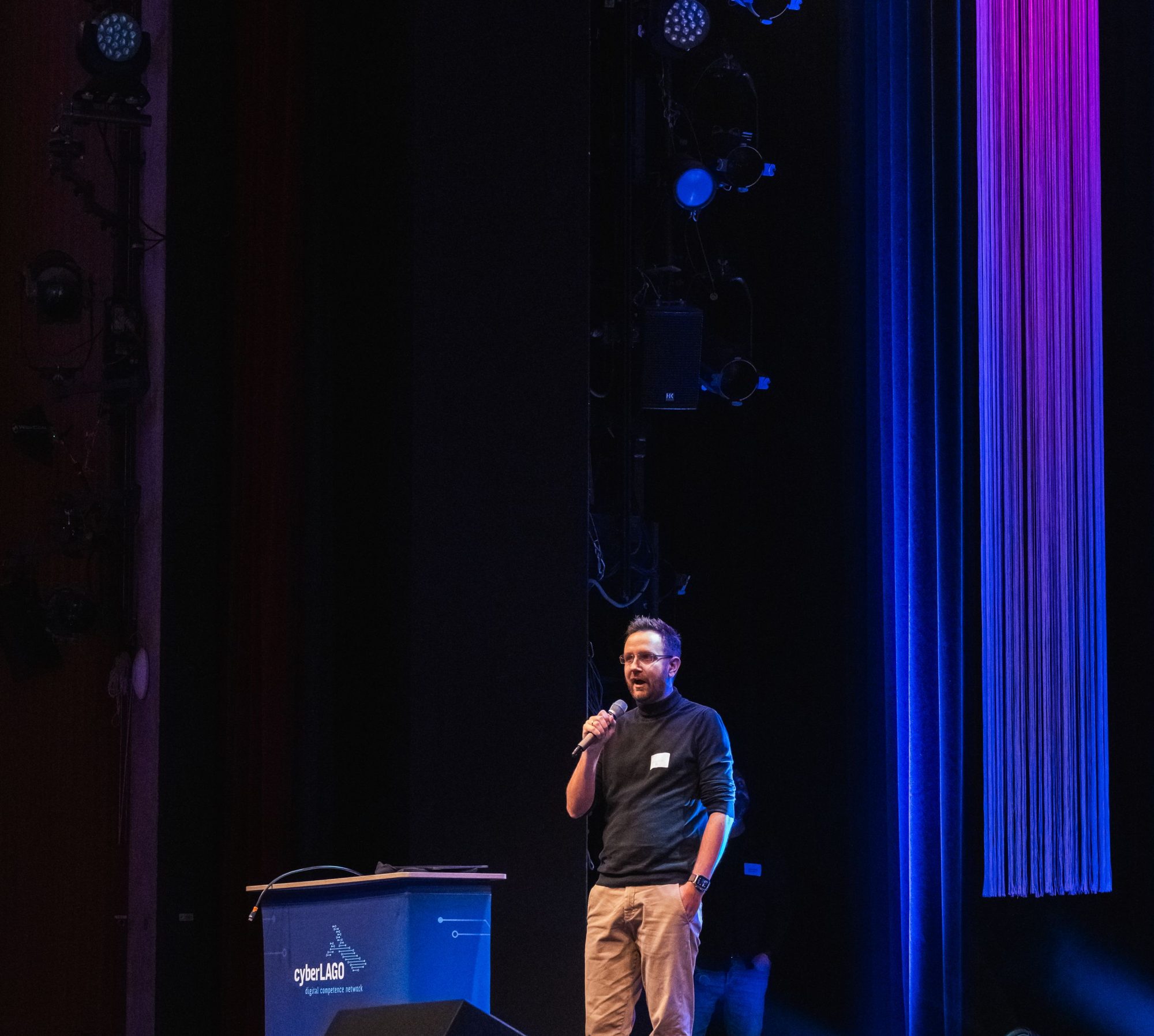 Michael Gajda auf der Bühne, cyberLAGO-Pult