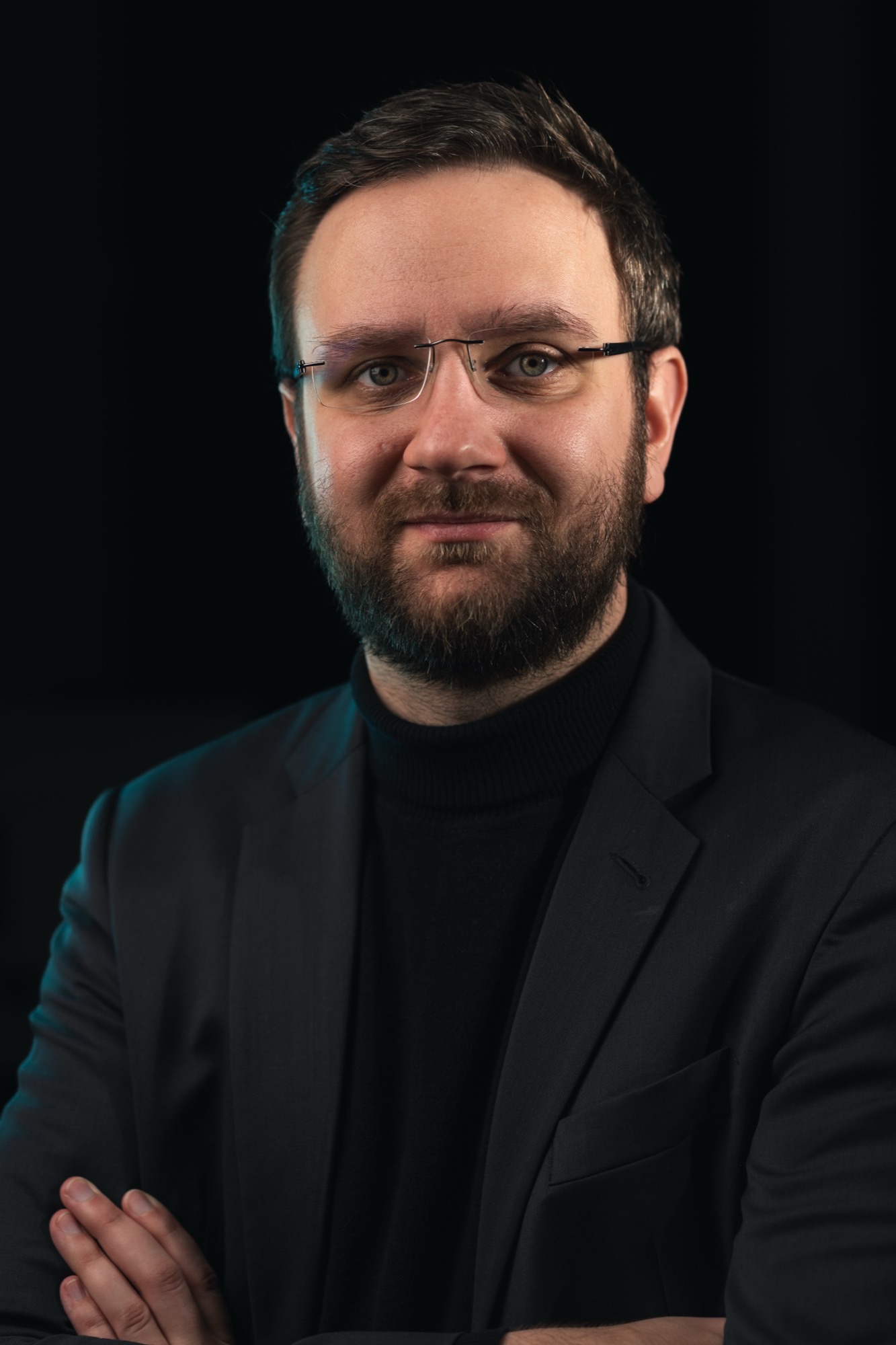 Michael Gajda, Porträt vor dunklem Hintergrund